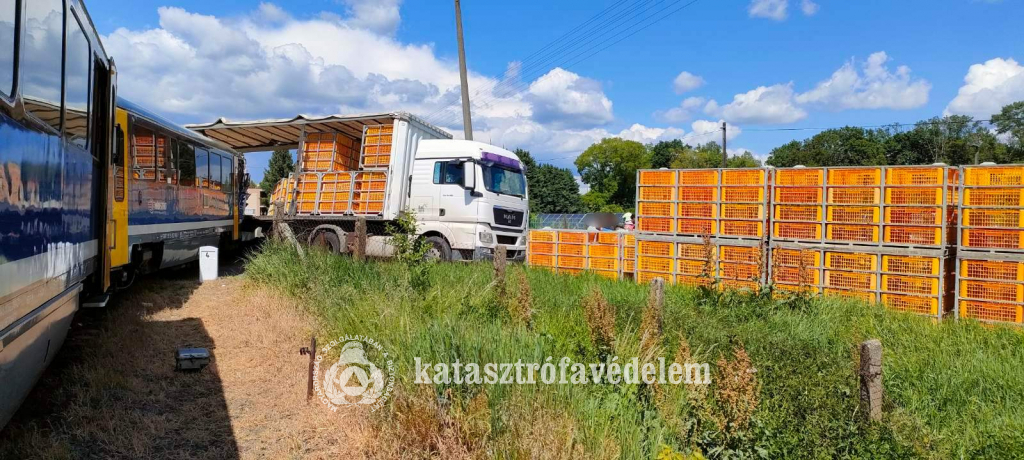  Kamion és vonat ütközött