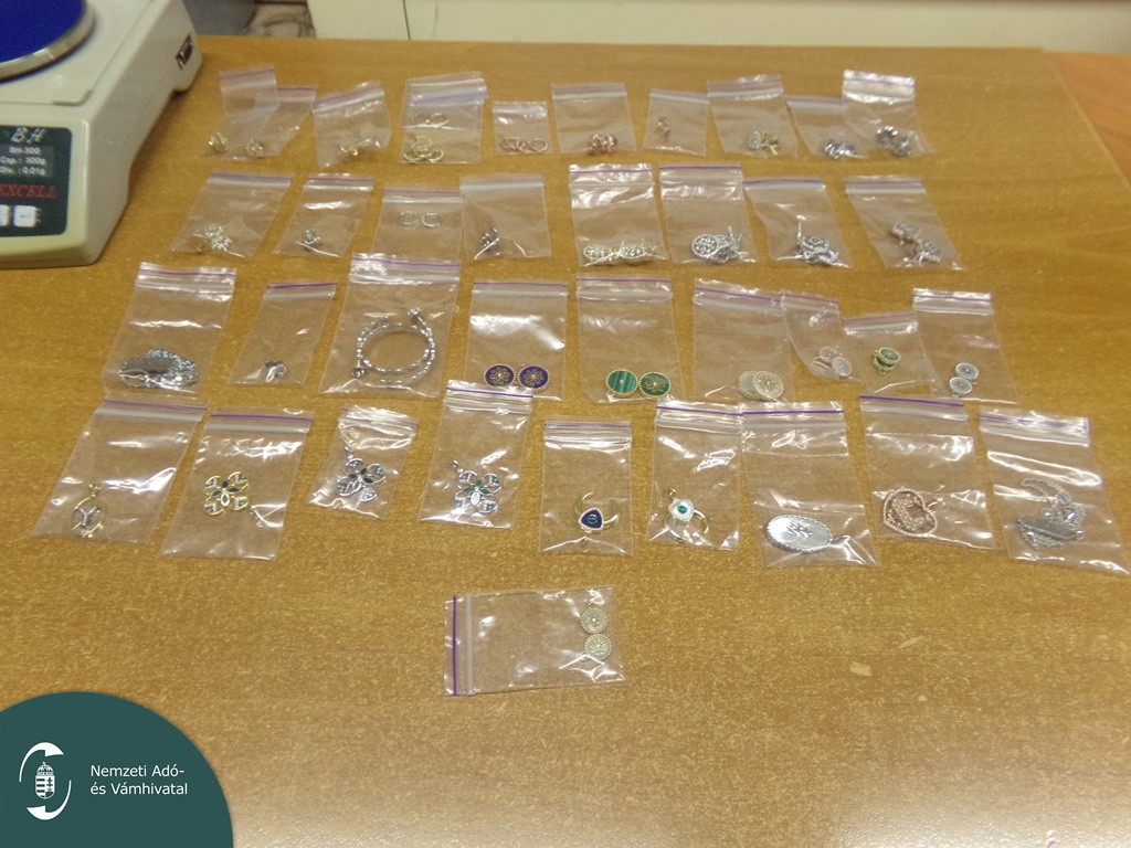 Aranyékszereket foglalt le a NAV