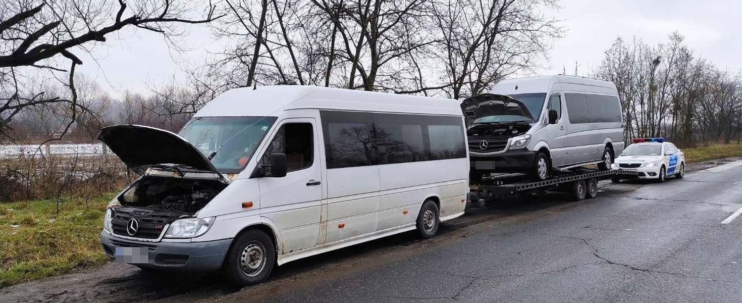Mikrobuszt szállított a román kisbusz a 49-es számú főúton