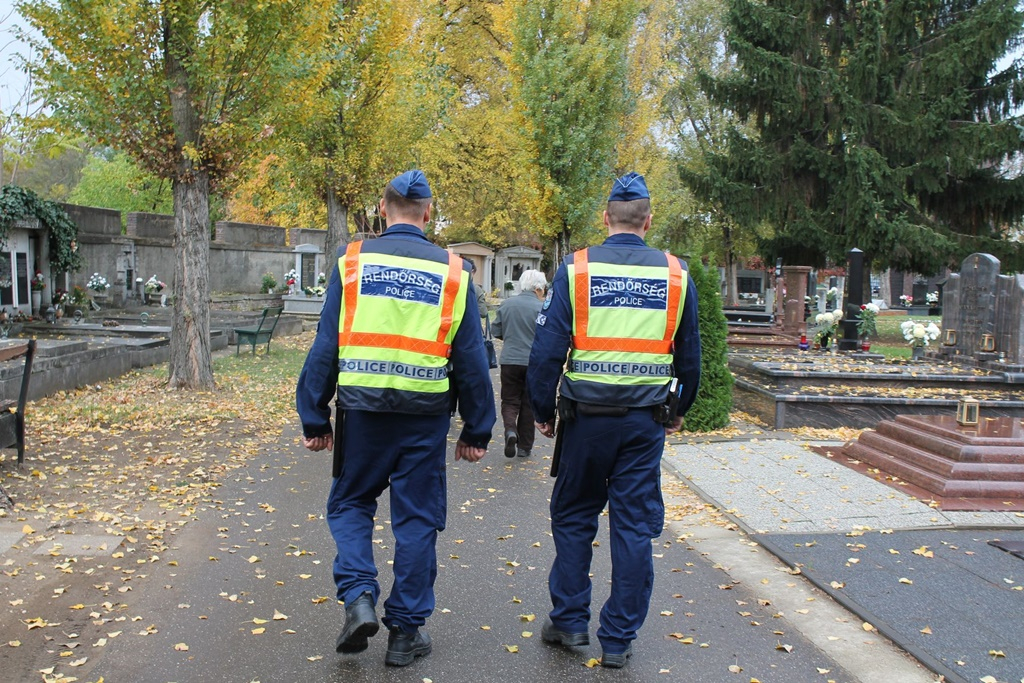 Fokozott rendőri jelenlét a temetőknél