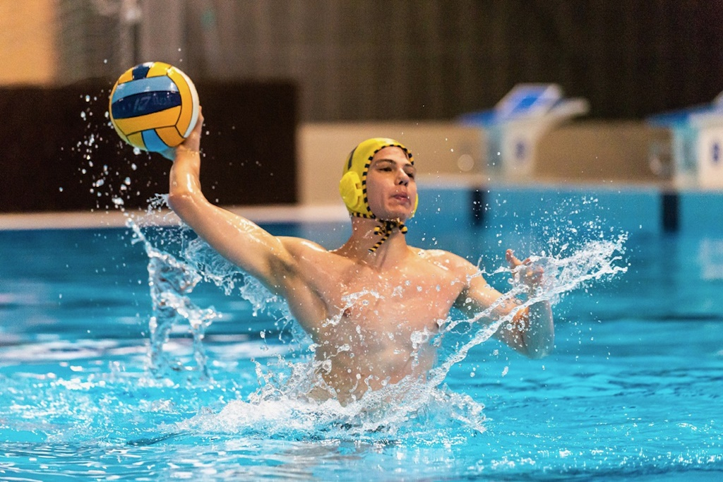 Békéscsabán ugrottak medencébe az AQUA SE játékosai