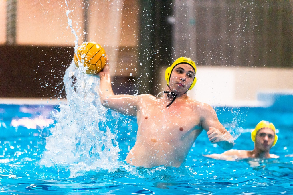 Hazai medencében játszottak a felnőtt vízilabdások 
