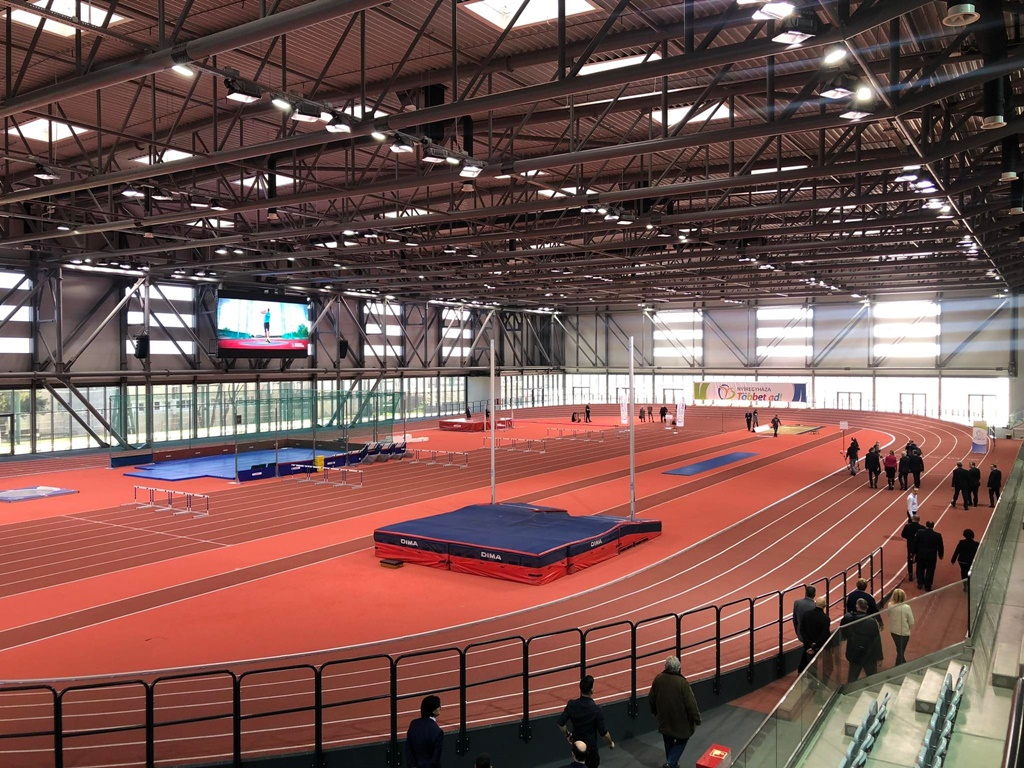 Sportolókkal telik meg az Atlétikai Centrum