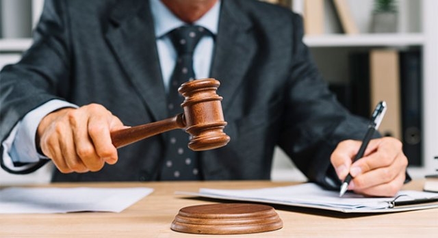Az ügyészség börtönbe küldené, a más autójával közlekedő fiút