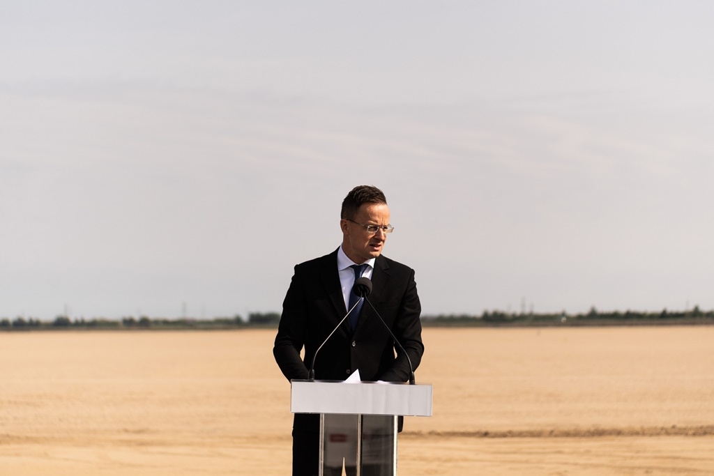 Szijjártó Péter: a debreceni BMW-gyár meg fog épülni