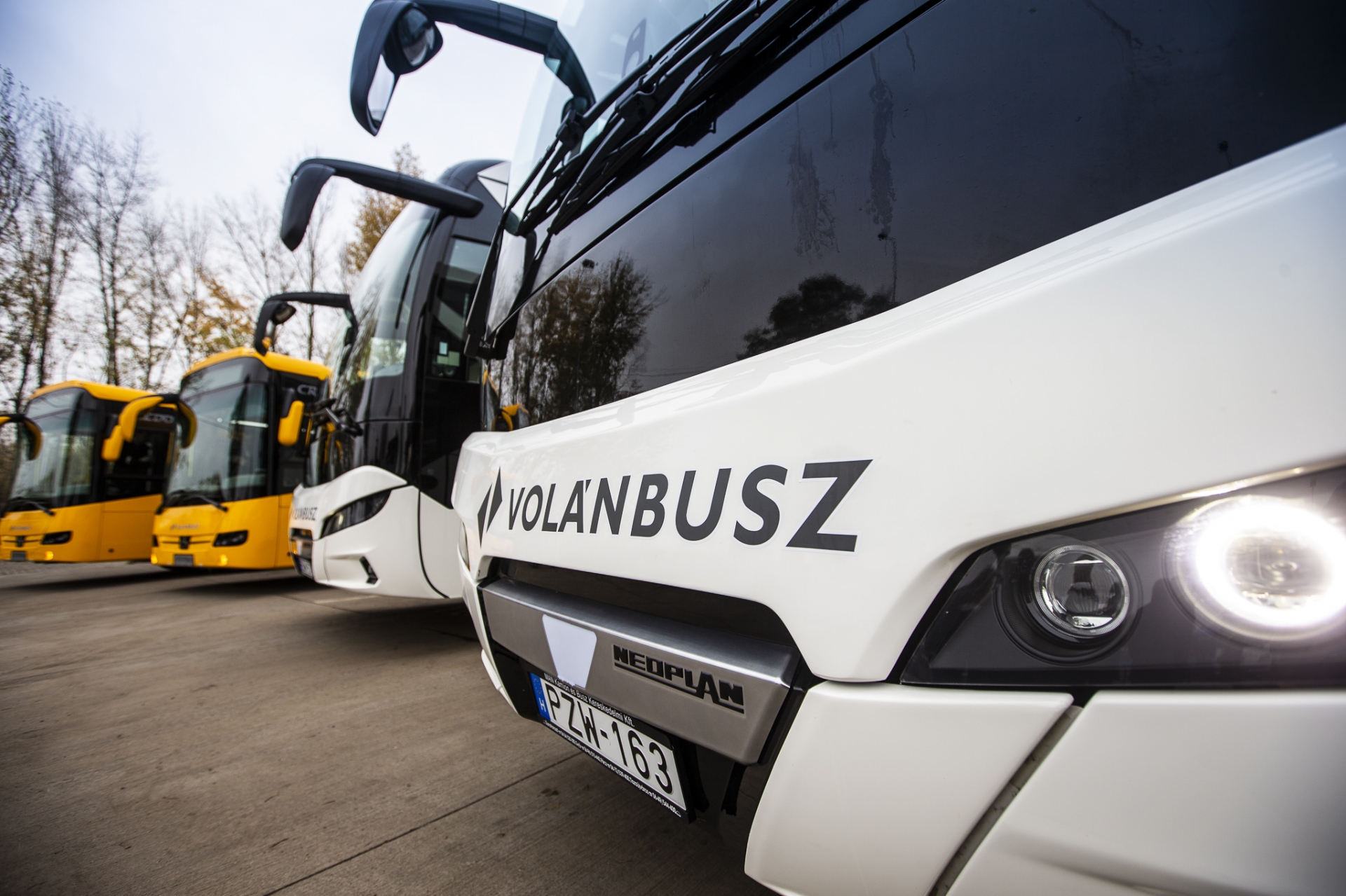 Hétfőtől vidéken kötelező a szájmaszk a Volánbuszokon