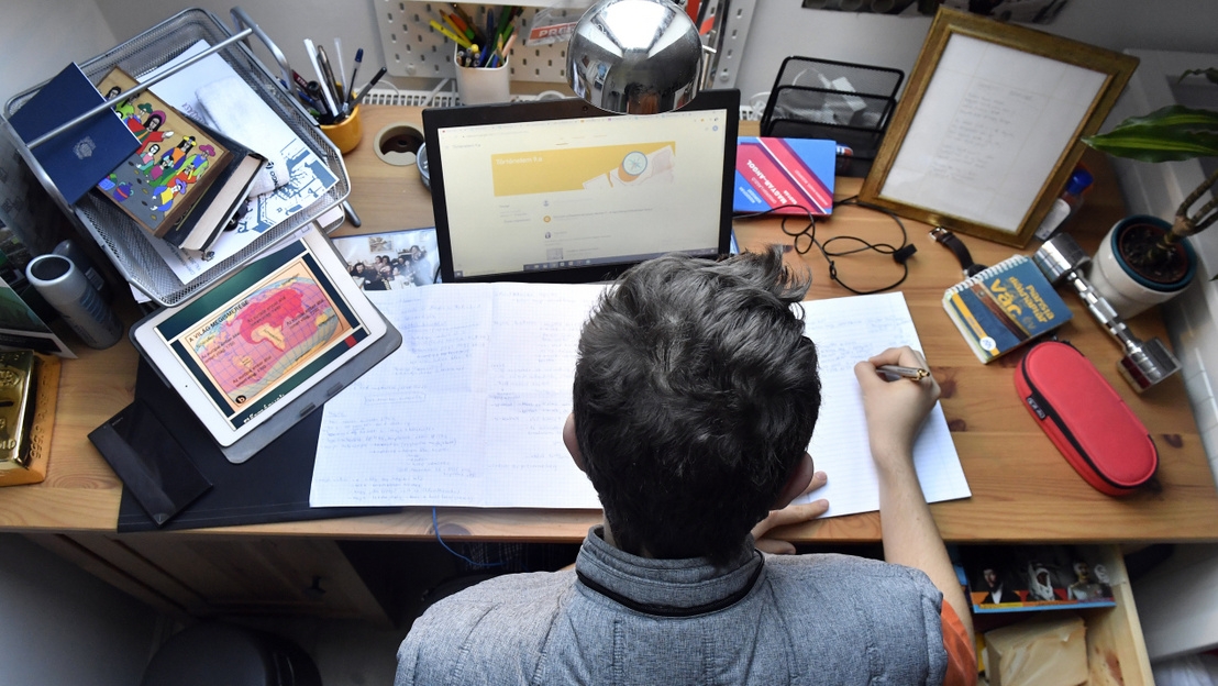 Nyitnak az iskolák, de marad a digitális oktatás