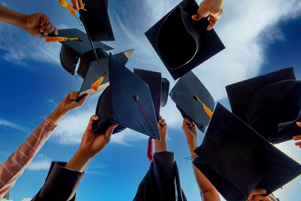 Átveszik diplomájukat a végzősök