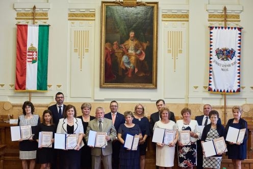 Elismerések a köz szolgálatáért