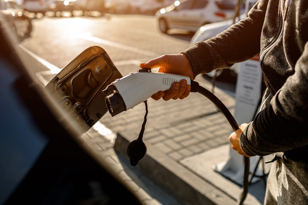 Több cég juthat elektromos járműhöz