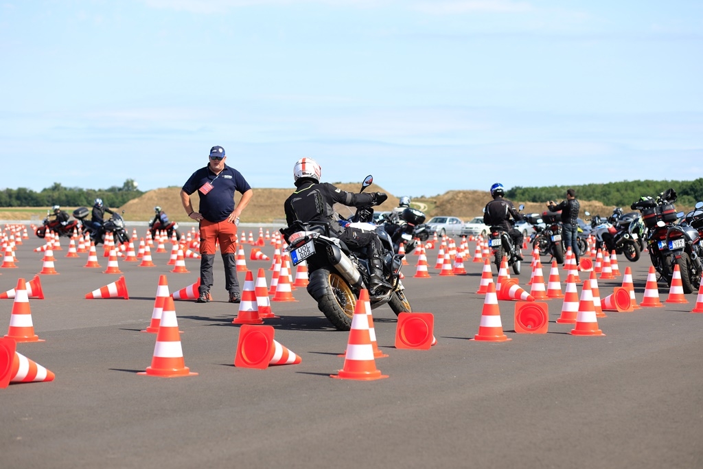 Vezetéstechnikai tréning motorosoknak