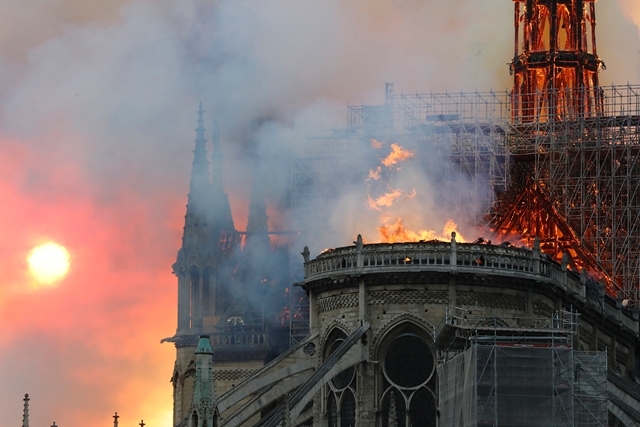 Lángokban áll a párizsi Notre-Dame székesegyház