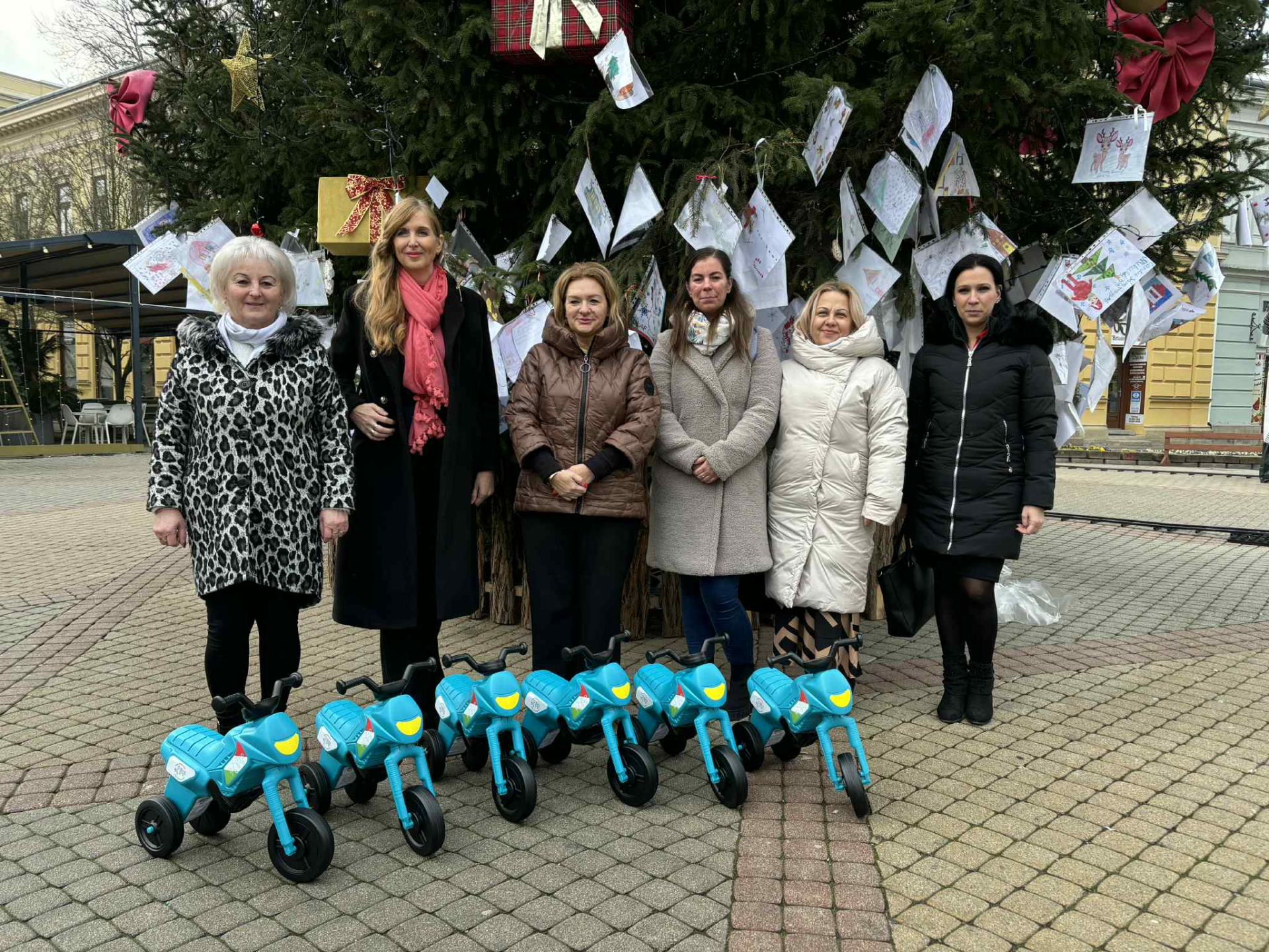 Műanyag kismotorokat kaptak a nyíregyházi bölcsődések