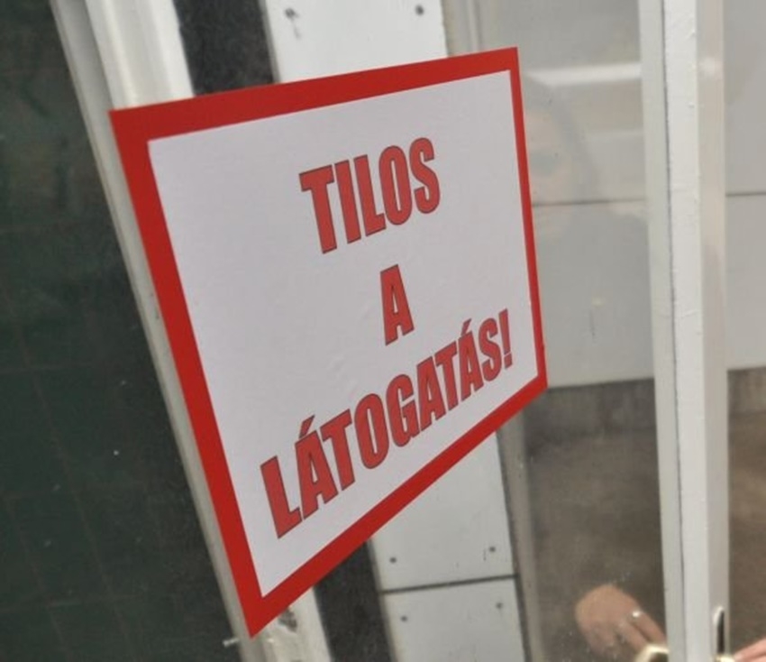 A Jósa András Oktatókórház több osztályán tilos a látogatás hétfőtől