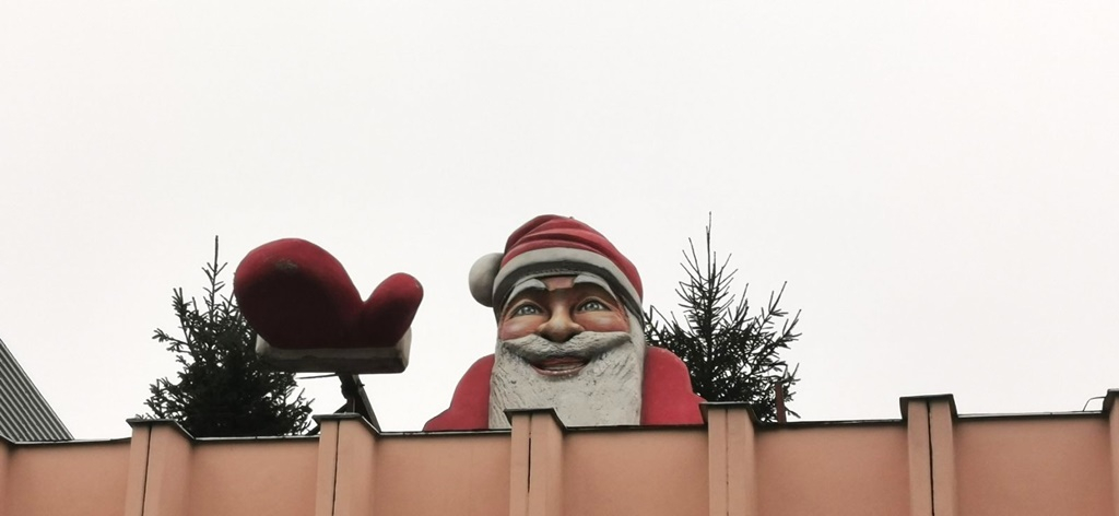 Idén is integet a Mikulás a Piaccsarnok tetejéről