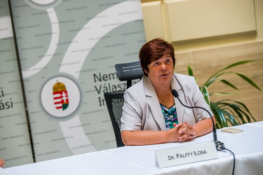 Vasárnap este 11 óráig nem lehet nyilvánosságra hozni a hivatalos választási adatokat