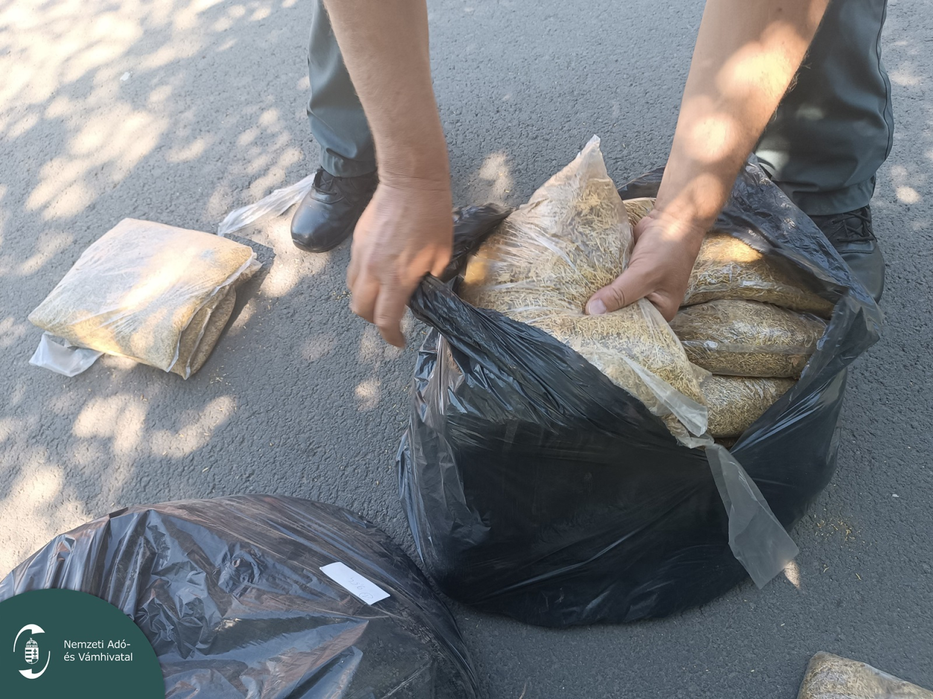 Dohányhegy a kocsiban és a garázsban