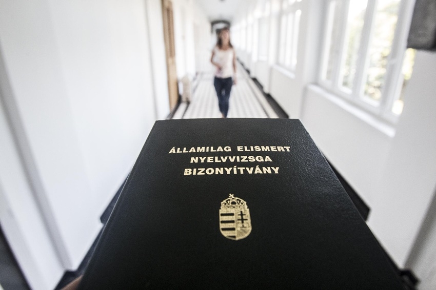 Döntött a kormány, mégsem kell nyelvvizsga a felsőoktatás megkezdéséhez