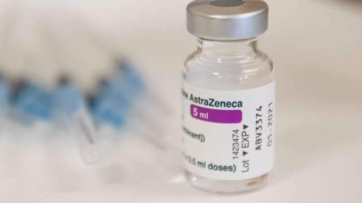 EMA: Lehet összefüggés az AstraZeneca-oltás és a ritka trombózisos esetek között
