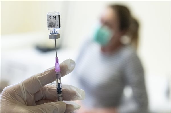 Csütörtöktől újabb 100 ezer bölcsődei, óvodai és iskolai dolgozót oltanak be soron kívül