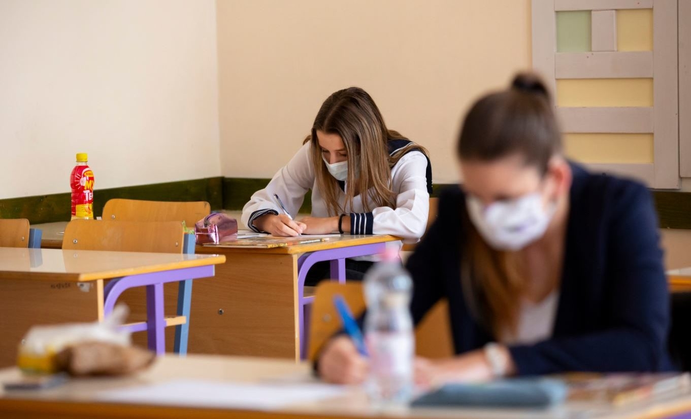 Szigorú óvintézkedések mellett megkezdődtek az őszi érettségik