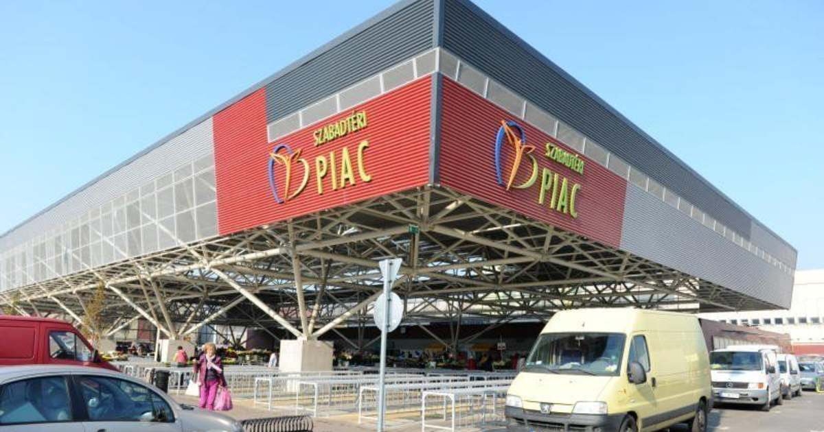 Átrendezték az asztalokat a Búza téri Piaccsarnok külső fedett részén
