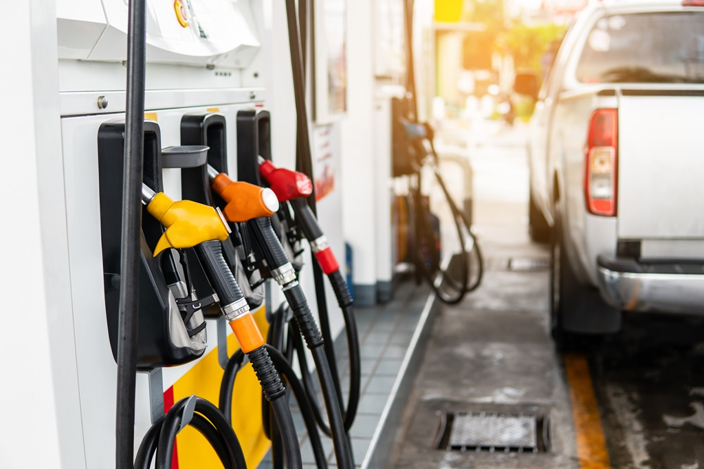 Üzemanyagárak: jelentősen olcsóbb lesz péntektől a benzin