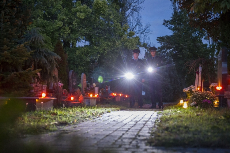Halottak napja - A rendőrség idén is jelen lesz a temetők környékén