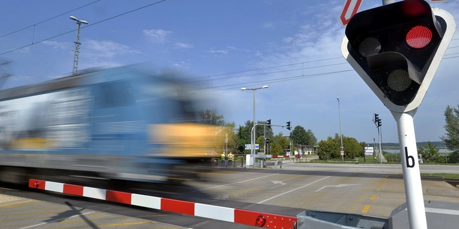 MÁV: a figyelmetlenség okozza a vasúti átjáróban történő baleseteket