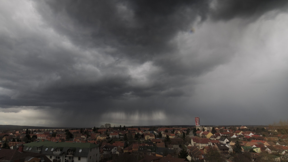 Vihar - Sokfelé továbbra is másodfokú riasztás van érvényben a felhőszakadás miatt