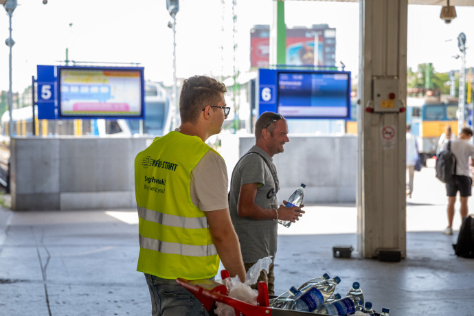 Hőség - Ismét vizet osztanak a pályaudvarokon