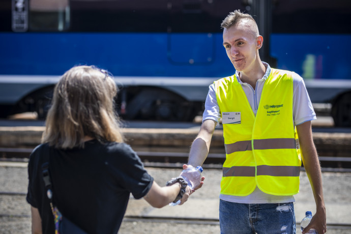 Hőségriasztás van, vizet oszt a MÁV utasainak