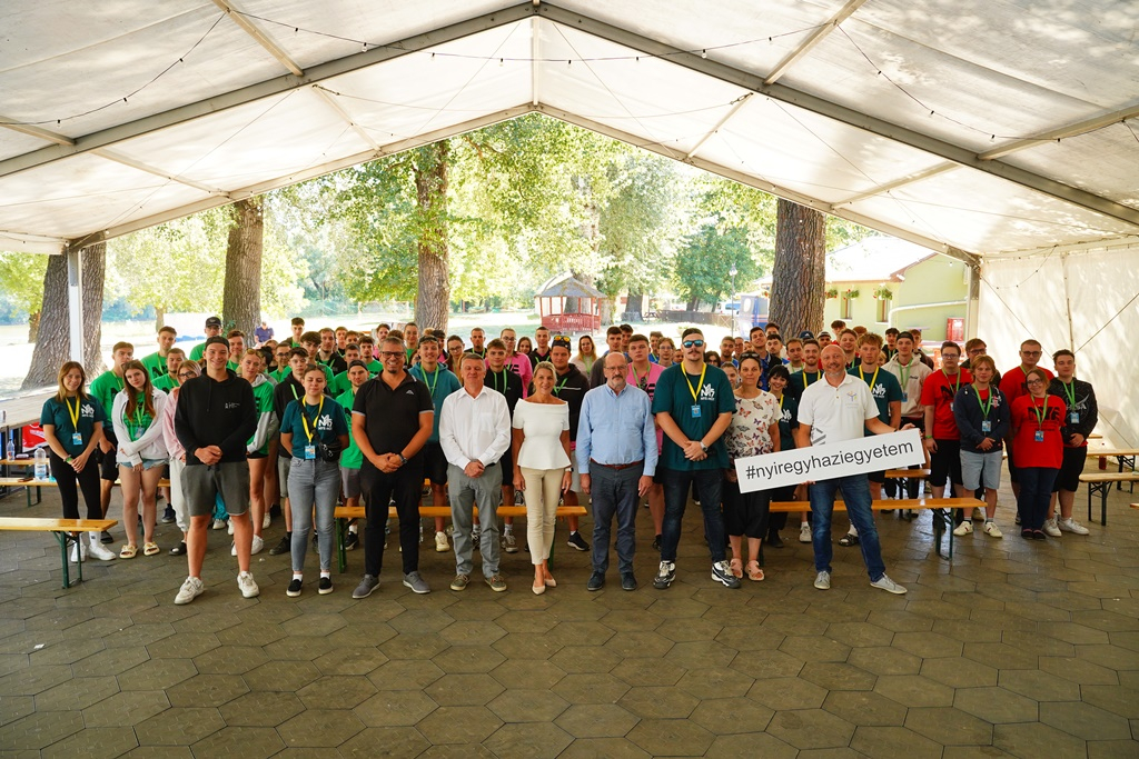 Gólyák lepték el a Tisza-partot