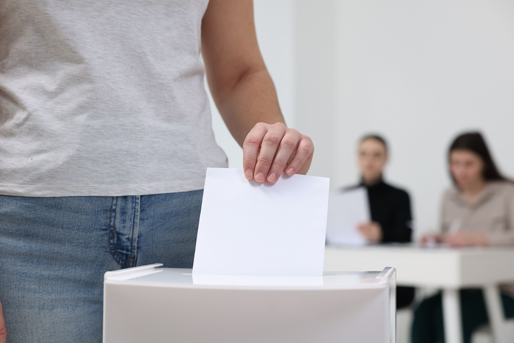 Megkezdődött a szavazatok átadása az egyéni választókerületi választási irodáknak